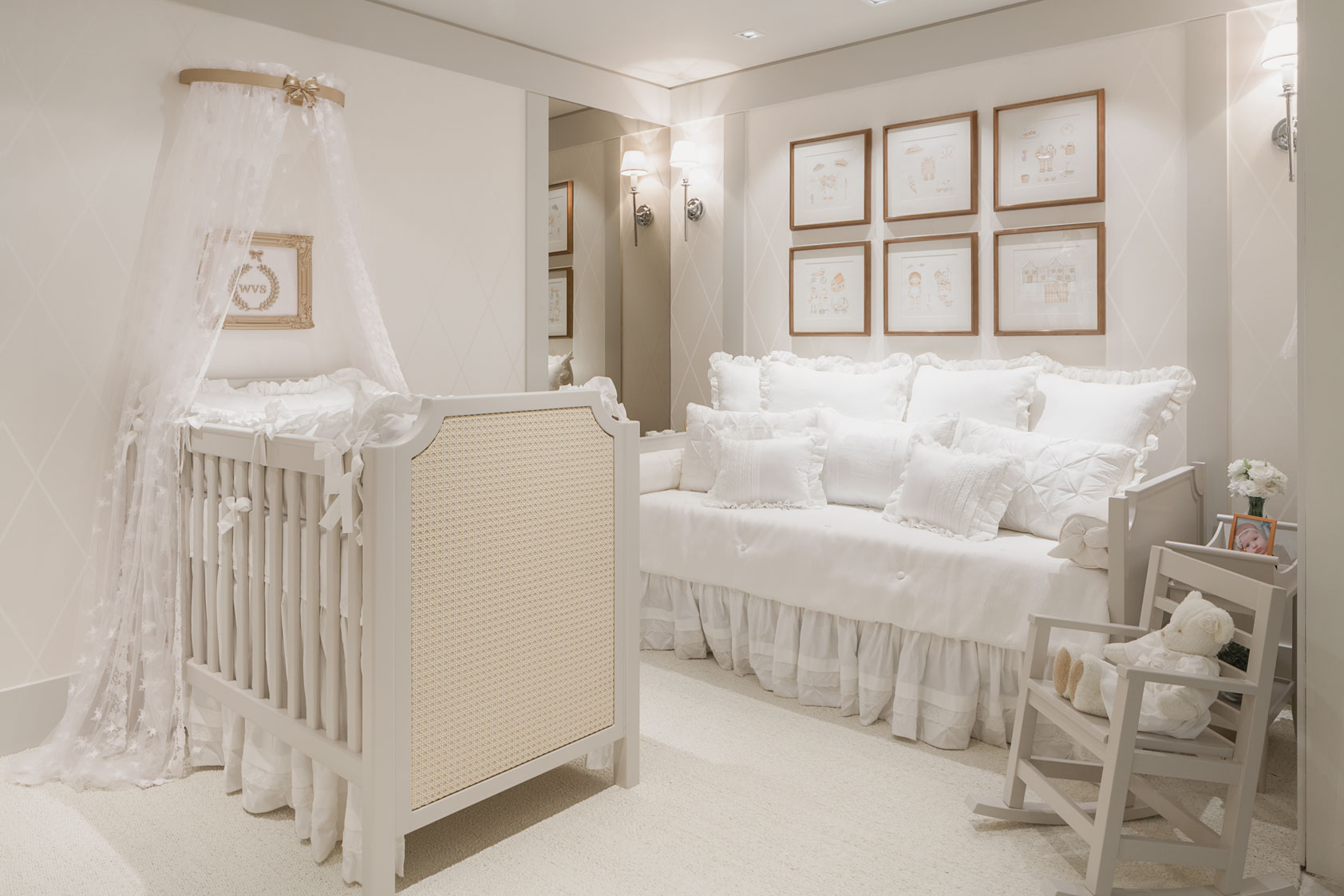 quarto bebê para menina branco